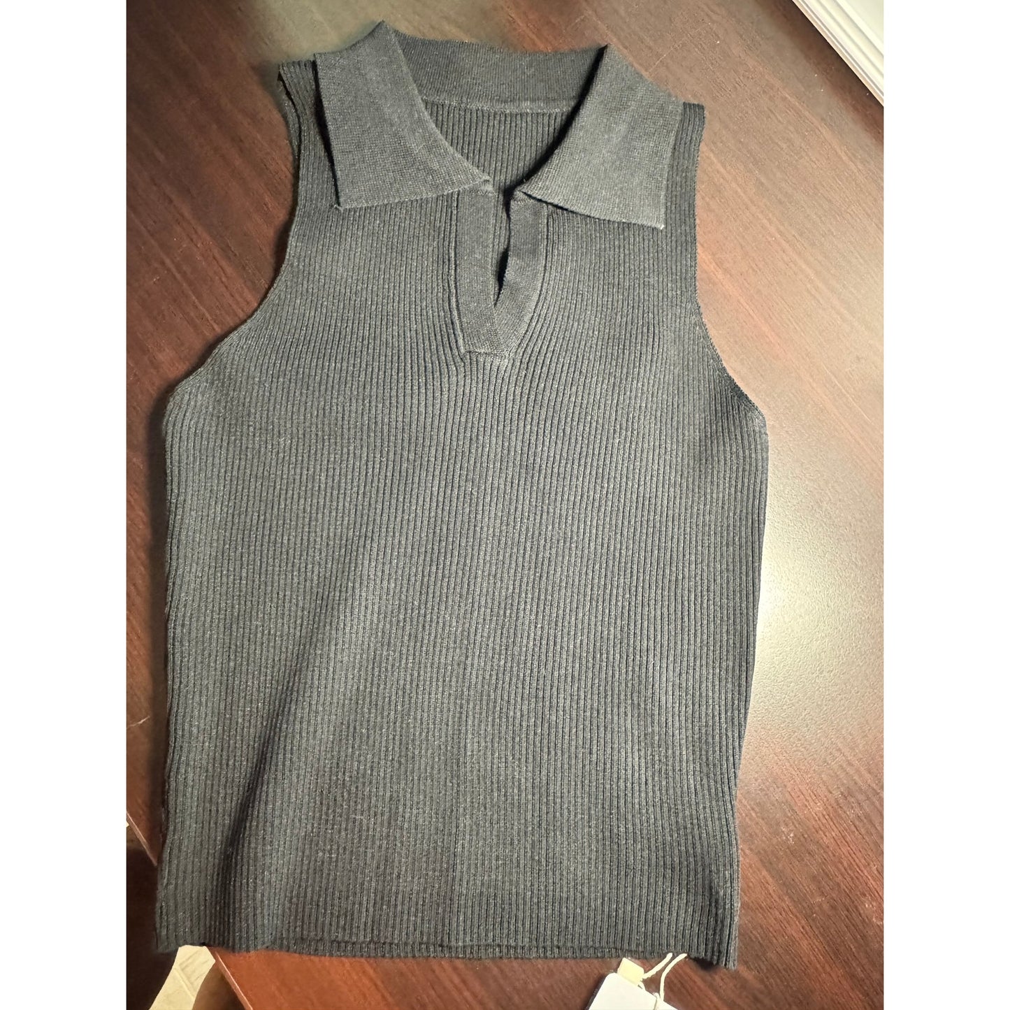 Sleeveless Collared V-Neck Ribbed Black Top | Size 8-10 | Commense