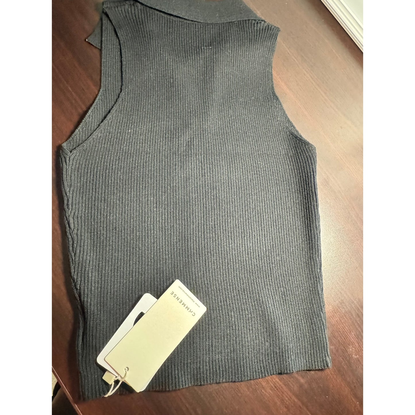 Sleeveless Collared V-Neck Ribbed Black Top | Size 8-10 | Commense