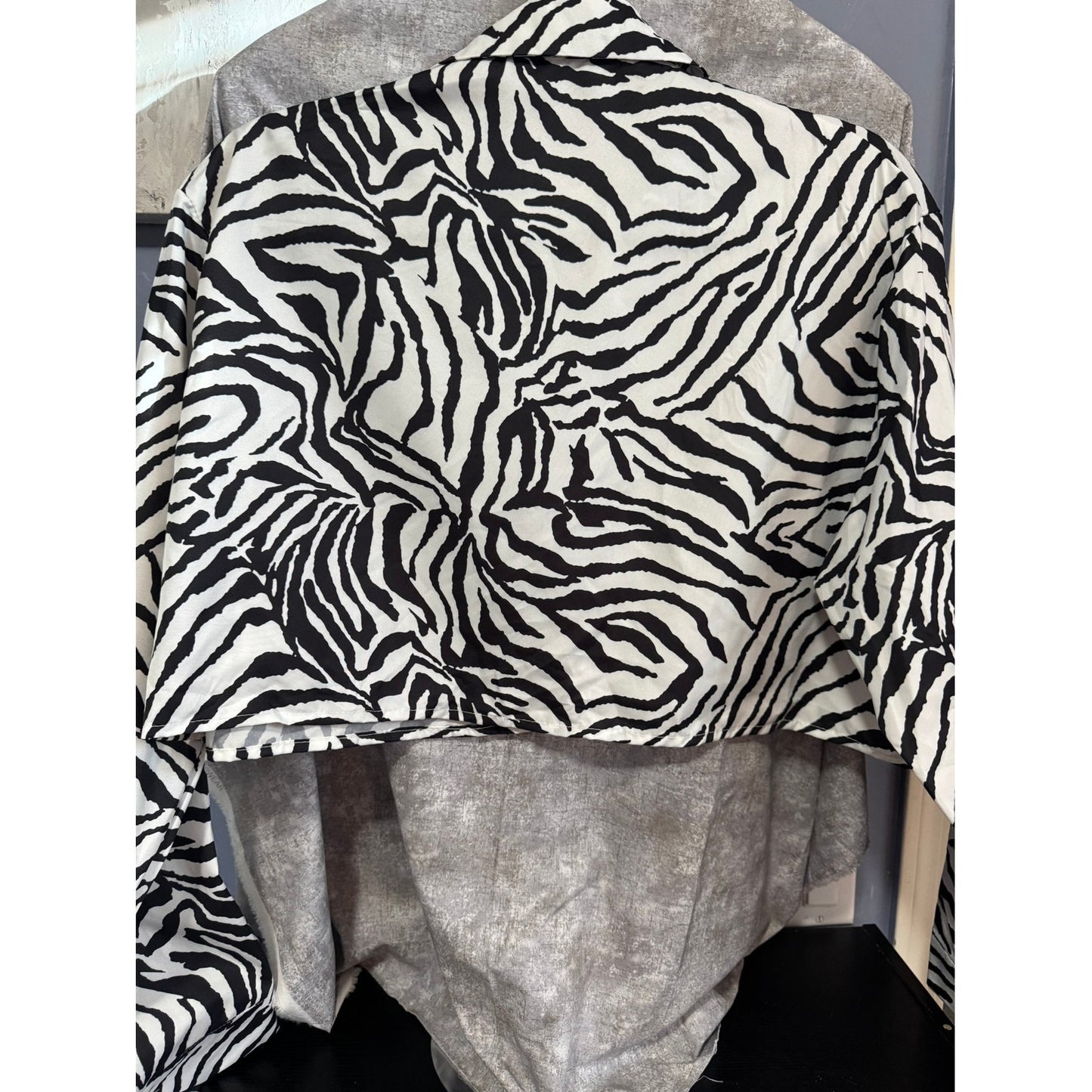 Zebra Long Sleeve Print Crop Shirt | Size 4 | Chicgenes